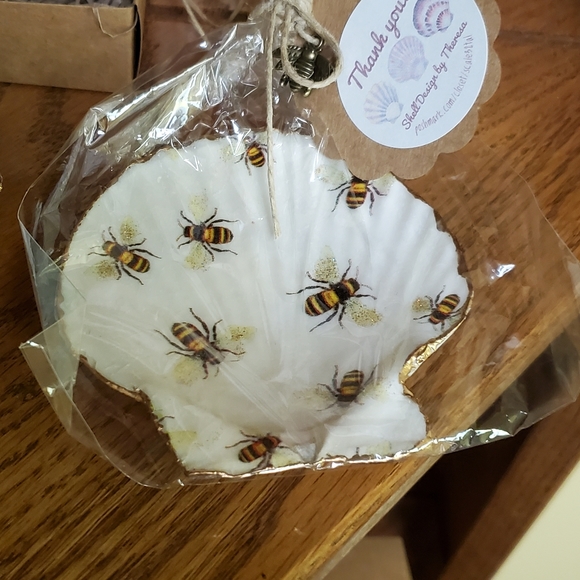 Natural Oyster/Scallop Bee Design Shells.🐝⚜️🐝 - Picture 3 of 3